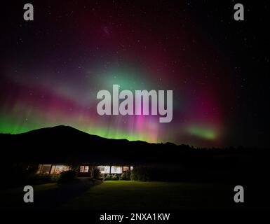 Die Südlichter, aurora australis, über dem Holyford Track, Martin's Bay Lodge, Fiordland, South Island, Neuseeland. Stockfoto