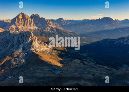 Es liegt im Zentrum einer riesigen Bergweide am Fuße von Nuvolau (2.574 m) und dell'Averau (2.647 m), von wo aus Sie leicht die erreichen Stockfoto
