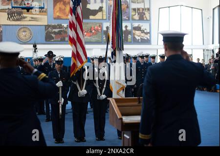 Absolventen der Rekrutierungsfirma E-203 präsentieren Farben, während sie die Grundausbildung in den USA absolvieren Trainingszentrum der Küstenwache Cape May, N.J., 20. Januar 2023. Als Streitkräfte der Vereinigten Staaten, die führende nationale Agentur für die Durchsetzung der Seeschifffahrt und eine Agentur für die Sicherheit und Regulierung im Seeverkehr, stehen unsere engagierten Küstenwachenmitglieder täglich an der Front und führen globale Operationen durch und schützen unser Heimatland vor sich ständig weiterentwickelnden Bedrohungen. Wir werden eine flexible, anpassungsfähige und effiziente Belegschaft inspirieren, während wir uns bemühen, unseren Wettbewerbsvorteil in einem immer dynamischeren Umfeld zu erhalten und Stockfoto