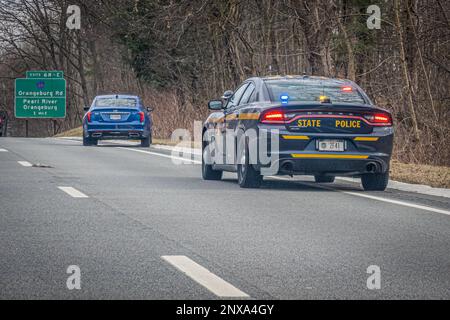 USA. 19. Februar 2023. Ein New York State Police Cruiser hat eine Verkehrskontrolle gesehen. Kredit: SIPA USA/Alamy Live News Stockfoto