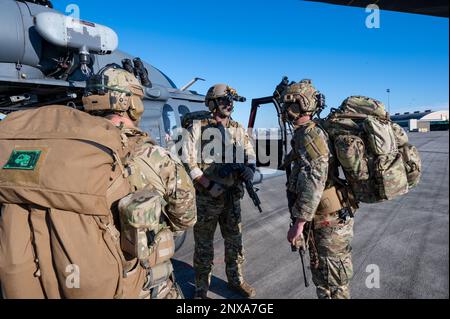 Captain Ryan McCary, Center, spricht mit dem Senior Airman Travis Jackson, rechts, beide 165. Air Support Operations Squadron, Georgia Air National Guard, taktische Control Party Airmen, als Staff Sgt. Dennis McClain, Left, 146. ASOS, Oklahoma City Air National Guard, taktischer Control Party Airman, Hört zu, bevor er am 23. Januar 2023 im Air Dominance Center, Georgia, in einen HH-60G Pave Hawk Helikopter einsteigt. In dieser Übung werden Airmen auf führende Such- und Rettungskapazitäten für Kampfhandlungen der nächsten Generation geschult. Während dieser Übung, taktische Flugkontrollpartei und Stockfoto