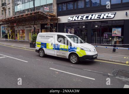 London, Großbritannien. 1. März 2023 Ein großer Teil der Oxford Street in Central London wurde von der Polizei geschlossen, nachdem ein Mann in einem Bus erstochen wurde. Kredit: Vuk Valcic/Alamy Live News Stockfoto