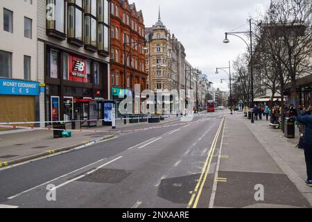 London, Großbritannien. 1. März 2023 Ein großer Teil der Oxford Street in Central London wurde von der Polizei geschlossen, nachdem ein Mann in einem Bus erstochen wurde. Kredit: Vuk Valcic/Alamy Live News Stockfoto