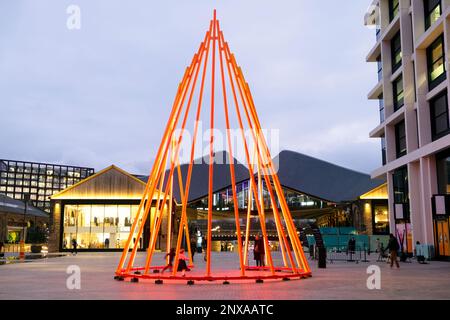 Temenos Skulptur Liliane Lijn Skulptorin Art in Lewis Cubitts Yard, Coal Drops Yard Kings Cross London N1 England UK KATHY DEWITT Stockfoto