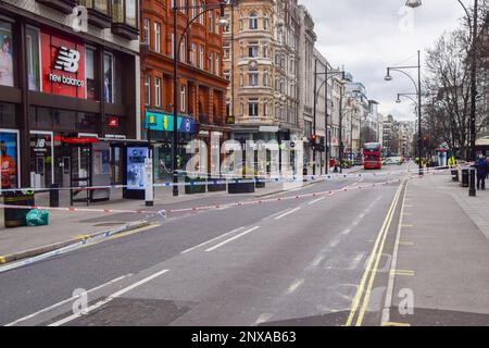 London, Großbritannien. 1. März 2023 Ein großer Teil der Oxford Street in Central London wurde von der Polizei geschlossen, nachdem ein Mann in einem Bus erstochen wurde. Kredit: Vuk Valcic/Alamy Live News Stockfoto