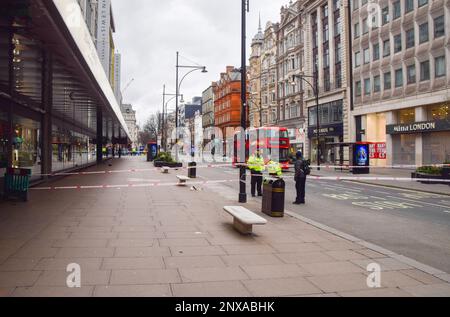 London, Großbritannien. 1. März 2023 Ein großer Teil der Oxford Street in Central London wurde von der Polizei geschlossen, nachdem ein Mann in einem Bus erstochen wurde. Kredit: Vuk Valcic/Alamy Live News Stockfoto