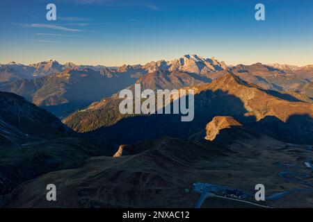 Es liegt im Zentrum einer riesigen Bergweide am Fuße von Nuvolau (2.574 m) und dell'Averau (2.647 m), von wo aus Sie leicht die erreichen Stockfoto