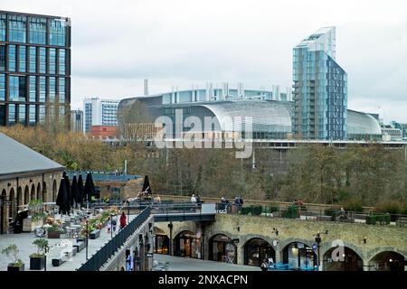 Blick auf das Stadtbild des Francis Crick-Gebäudes vom Coal Drops Yard in der Gegend von Kings Cross im Norden Londons, N1 UK, England, KATHY DEWITT Stockfoto