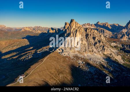 Es liegt im Zentrum einer riesigen Bergweide am Fuße von Nuvolau (2.574 m) und dell'Averau (2.647 m), von wo aus Sie leicht die erreichen Stockfoto