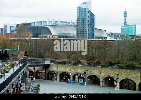 Blick auf das Stadtbild des Francis Crick Institute vom Coal Drops Yard in der Gegend von Kings Cross im Norden Londons N1 UK England KATHY DEWITT Stockfoto