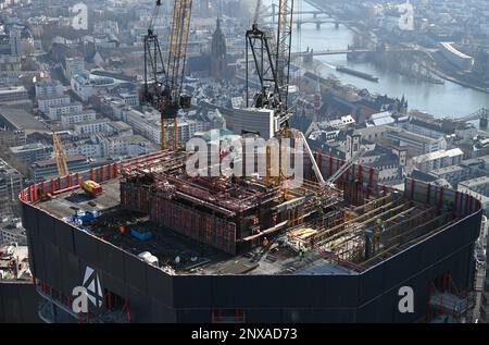 01. März 2023, Hessen, Frankfurt/Main: Auf der Baustelle für das Viererprojekt finden Bauarbeiten statt. Eine der größten innerstädtischen Baustellen Deutschlands befindet sich mitten in Frankfurt. Vier futuristische Hochhäuser mit Höhen von bis zu 233 Metern werden auf einer Fläche von 16.200 Quadratmetern auf dem Gelände der Deutschen Bank gebaut. Foto: Arne Dedert/dpa Stockfoto