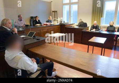 Hamburg, Deutschland. 01. März 2023. Der 22-jährige Angeklagte sitzt zu Beginn des Prozesses im Gerichtssaal im Strafjustizgebäude. Rechts sitzt Samia S., Opfer und gemeinsame Klägerin. Der Mann soll die Transfrau mit der Faust ins Gesicht geschlagen haben, nach einem Streit in der Nacht des 17. Juli 2021 auf der Reeperbahn, was dazu führte, dass sie fiel, das Bewusstsein verlor und einen Schädelbruch erlitt. Kredit: Marcus Brandt/dpa Pool/dpa - ACHTUNG: Der Angeklagte wurde auf Geheiß seines Anwalts/dpa/Alamy Live News verpixelt Stockfoto