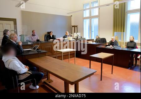 Hamburg, Deutschland. 01. März 2023. Der 22-jährige Angeklagte sitzt zu Beginn des Prozesses im Gerichtssaal im Strafjustizgebäude. Rechts sitzt Samia S., Opfer und gemeinsame Klägerin. Der Mann soll die Transfrau mit der Faust ins Gesicht geschlagen haben, nach einem Streit in der Nacht des 17. Juli 2021 auf der Reeperbahn, was dazu führte, dass sie fiel, das Bewusstsein verlor und einen Schädelbruch erlitt. Kredit: Marcus Brandt/dpa Pool/dpa - ACHTUNG: Der Angeklagte wurde auf Geheiß seines Anwalts/dpa/Alamy Live News verpixelt Stockfoto