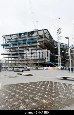 Vertikale Ansicht des im Bau befindlichen Google HQ King's Cross KGX1 Bürogebäudes vom Fountain Granary Square in Kings Cross London England UK 2023 Stockfoto