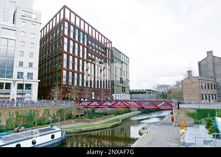 Sehen Sie die Rückseite des Gebäudes der Universal Music Group Pancras Square auf dem Goods Way und den Regents Canal Kings Cross in London, England, KATHY DEWITT Stockfoto