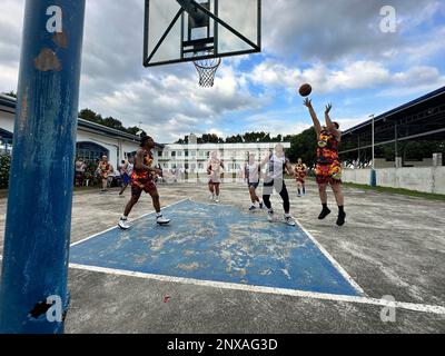 Senior Airman Arthur Hettinger, 819. RED HORSE Squadron Pflaster und Ausrüster, versucht einen Schuss während eines Basketballspiels gegen die philippinische Luftwaffe, zusammen mit der sie die letzten zwei Wochen für ein Field Training Event am Basa Air Base, Philippinen, am 1. Februar 2023 gearbeitet haben. Während es ein knappes Spiel war, gewann das ROTPFERD-Geschwader 75 zu 73. Stockfoto