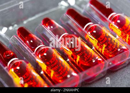 Ampullen mit Injektionslösung zur Verwendung als Vitamin-B12-Ergänzungsmittel, selektiver Fokus. B12 Hormonampullen, die Cyanocobalamin enthalten. Stockfoto