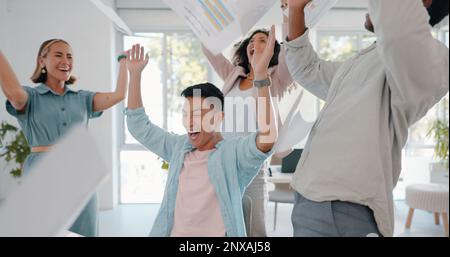 Feier, Sieg und Team geben Papier aus, um Erfolge, Erfolge oder Ziele zu feiern. Zufriedenheit, Wow und Team, das beim Feiern Dokumente auswirft Stockfoto