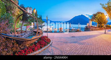 Farbenfroher Panoramablick auf den See Varenna am Abend, Comer See in der Lombardei, Italien Stockfoto