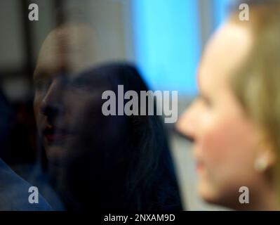 Hamburg, Deutschland. 01. März 2023. Samia S., Opfer und gemeinsame Klägerin, sitzt zu Beginn des Prozesses im Gerichtssaal im Gebäude der Strafrechtspflege. Ein 22-jähriger Angeklagter soll die Transfrau mit der Faust ins Gesicht geschlagen haben, nach einem Streit in der Nacht des 17. Juli 2021 auf der Reeperbahn, was dazu führte, dass sie fiel, das Bewusstsein verlor und einen Schädelbruch erlitt. Kredit: Marcus Brandt/dpa Pool/dpa/Alamy Live News Stockfoto
