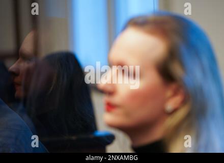 Hamburg, Deutschland. 01. März 2023. Samia S., Opfer und gemeinsame Klägerin, sitzt zu Beginn des Prozesses im Gerichtssaal im Gebäude der Strafrechtspflege. Ein 22-jähriger Angeklagter soll die Transfrau mit der Faust ins Gesicht geschlagen haben, nach einem Streit in der Nacht des 17. Juli 2021 auf der Reeperbahn, was dazu führte, dass sie fiel, das Bewusstsein verlor und einen Schädelbruch erlitt. Kredit: Marcus Brandt/dpa Pool/dpa/Alamy Live News Stockfoto