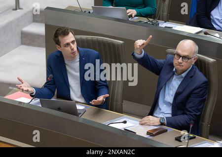 Jos D'Haese VON PVDA und Bjorn Rzoska von Groen, abgebildet auf einer Plenartagung des flämischen Parlaments am Mittwoch, den 01. März 2023 in Brüssel. BELGA FOTO JAMES ARTHUR GEKIERE Stockfoto