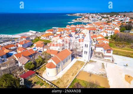 Petrcane Dorf touristisches Ziel Küste Luftpanorama, Dalmatien Region von Kroatien Stockfoto
