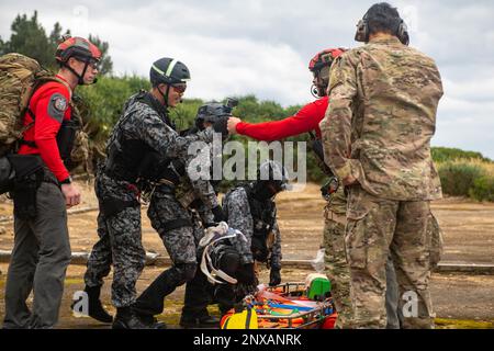 Japanischer Luftwaffe, Pararescueman, links, und ein US-amerikanischer Air Force Pararescueman zugewiesen zur 320. Spezialtaktik-Staffel, feiert eine erfolgreiche Trainingsübung auf Ukibaru Island, 18. Januar 2023. Die jährliche bilaterale Schulung stärkt das Vertrauen und die Interoperabilitätsfähigkeiten zwischen JASDF und den USA Rettungsteams der Luftwaffe. Stockfoto