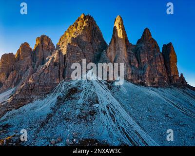 Der Tre Cime di Lavaredo ist der ungewöhnlichste und daher die beliebteste und bekannteste Gebirgsgruppe in den Dolomiten. Es sind auch die s. Stockfoto