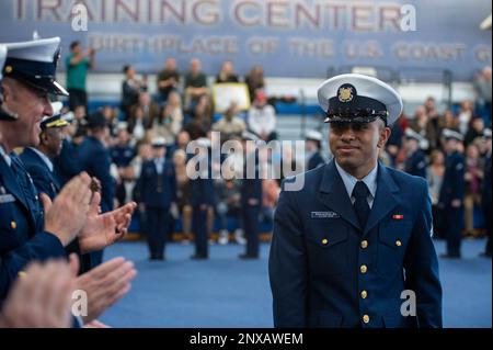 Absolventen des Recruit Company E-203 absolvieren die Grundausbildung in den USA Trainingszentrum der Küstenwache Cape May, N.J., 20. Januar 2023. Als Streitkräfte der Vereinigten Staaten, die führende nationale Agentur für die Durchsetzung der Seeschifffahrt und eine Agentur für die Sicherheit und Regulierung im Seeverkehr, stehen unsere engagierten Küstenwachenmitglieder täglich an der Front und führen globale Operationen durch und schützen unser Heimatland vor sich ständig weiterentwickelnden Bedrohungen. Wir werden eine flexible, anpassungsfähige und effiziente Belegschaft inspirieren, während wir uns bemühen, unseren Wettbewerbsvorteil in einem zunehmend dynamischen Umfeld und einem sich verändernden Arbeitsmarkt zu erhalten. Stockfoto