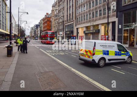 London, England, Großbritannien. 1. März 2023. Ein großer Teil der Oxford Street in Central London wurde von der Polizei geschlossen, nachdem ein Mann in einem Bus erstochen wurde. (Kreditbild: © Vuk Valcic/ZUMA Press Wire) NUR REDAKTIONELLE VERWENDUNG! Nicht für den kommerziellen GEBRAUCH! Stockfoto