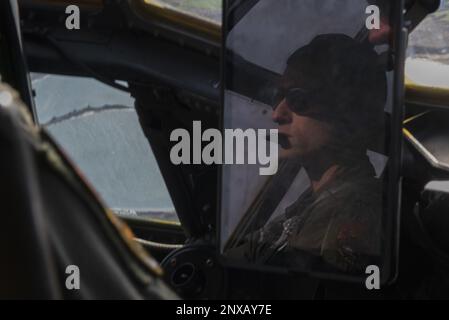 USA Air Force Major Kyle Gauthier, 37. Airlift Squadron Pilot, fliegt ein C-130J Super Hercules Flugzeug über Saragoza, Spanien, während der Übung Chasing Sol am 27. Januar 2023. An der Jagd auf Sol mit der spanischen Luftwaffe nahmen Flugzeuge Teil, die dem 86. Luftwaffenflügel, dem 435. Luftwaffenflügel und der 5. Quartermaster Company des 21. Kommandos Theater Sustainment zugeteilt waren. Stockfoto