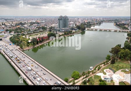 Die türkische Stadt Adana, der Fluss Seyhan und seine historischen und neuen Brücken aus der Vogelperspektive. Stockfoto