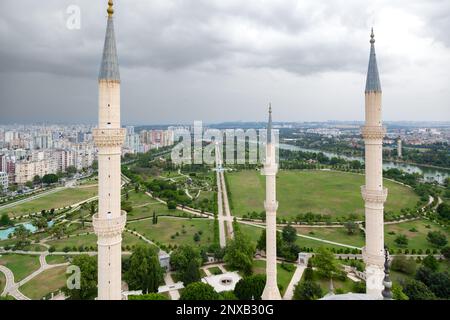 Luftaufnahme des Parks und der Stadt durch die Minarette der Sabancı Merkez Moschee in Adana, Türkei. Stockfoto