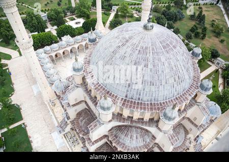 Blick aus der Vogelperspektive auf die Zentralmoschee von Sabanci in Adana, Türkei. Stockfoto