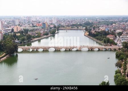 Seyhan River und historische Steinbrücke (Taşköprü) in Adana, Türkei aus der Vogelperspektive. Stockfoto