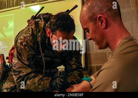 Ein medizinischer Berater, der der 1. Security Force Assistance Brigade zugeteilt wurde, führt während einer Validierungsübung in Fort Benning, Georgia, am 27. Januar eine Bluttransfusion an einem Soldaten durch. Die Validierung bestätigt die Fähigkeit der Berater, ausländische Militärpartner bei Kampfeinsätzen zu beraten. USA Militärfoto von Major Jason Elmore. Stockfoto