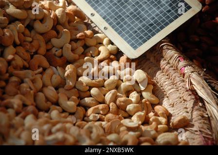 Kahew-Nüsse vom provenzalischen Markt, im Korb geöffnet Stockfoto