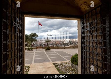 Selektiver Fokus auf die eiserne versperrte Tür der St. Pierre Kirche oder der St. Peter Kirche in der antiken Stadt Antakya in Hatay, Türkei. Stockfoto