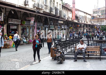 Ein Blick auf einen Basar mit historischen Häusern und Geschäften in der antiken Stadt Antakya in der türkischen Stadt Hatay. Stockfoto