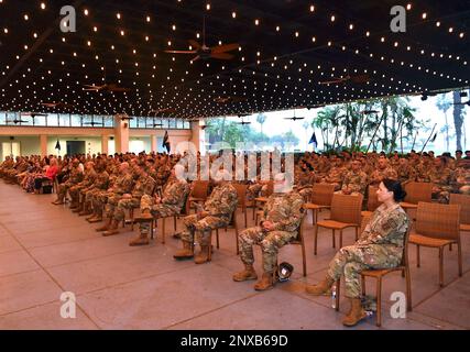 Reserve Citizen Airman von 624. Regional Support Group (RSG) nimmt an der Befehlsübernahmezeremonie von Oberst Brandon W. Stepp am 4. Februar 2023 in der Joint Base Pearl Harbor-Hickam, Hawaii, Teil. Der 624. RSG ist die größte Präsenz der Air Force Reserve im Pazifik und bietet Kampfflugzeuge an, die sich auf Lufthafen, flugmedizinische Unterstützung und bauliche Einsätze für den weltweiten Einsatz spezialisiert haben. Stockfoto