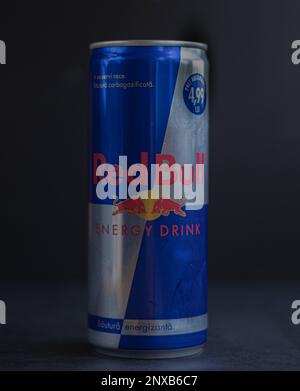 Eine Dose RedBull mit schwarzem Hintergrund Stockfoto