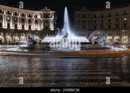 Rom, Italien - 28. Februar 2023: Auf der piazza della Repubblica der majestätische Brunnen der Naiaden, der bei Nacht mit einer langen Belichtung fotografiert wurde. Stockfoto