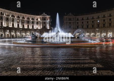 Rom, Italien - 28. Februar 2023: Auf der piazza della Repubblica der majestätische Brunnen der Naiaden, der bei Nacht mit einer langen Belichtung fotografiert wurde. Stockfoto