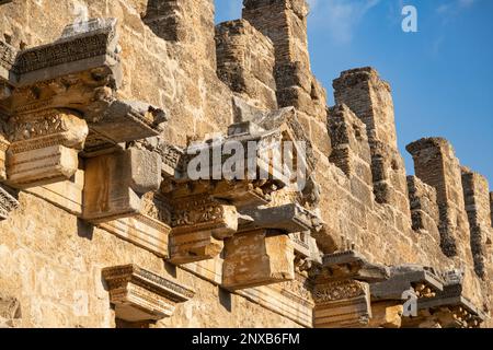 Gemeißelte Steindekorationen an der antiken Theaterwand in der antiken Stadt Aspendos (Belkıs). Serik, Antalya, Türkei. Stockfoto