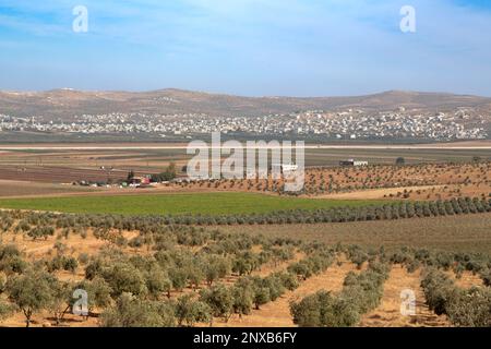 Landwirtschaftliche Gebiete an der Grenze der Türkei zu Syrien. Auf der anderen Seite der Grenze befindet sich der Bezirk Atma in Aleppo, Syrien. Stockfoto