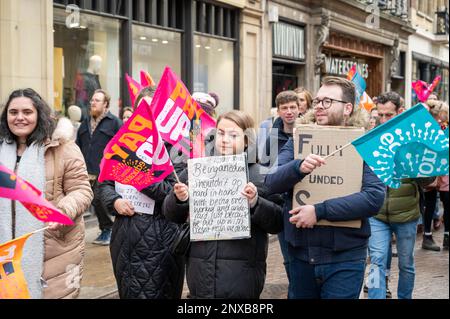 Cambridge, Großbritannien. 1. März 2023. Lehrer aus der östlichen Region protestieren um mehr Geld und marschieren auf einer Demonstration durch die Straßen im Stadtzentrum von Cambridge. Kredit: Julian Eales/Alamy Live News Stockfoto