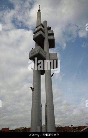 Der Fernsehturm Von Žižkov. Ein Rundfunk-, Fernseh- und Telekommunikationsturm in Prag, Mitteleuropa. Davis Cernys Babys krabbeln an den Seiten hoch und runter. Stockfoto