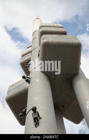 Der Fernsehturm Von Žižkov. Ein Rundfunk-, Fernseh- und Telekommunikationsturm in Prag, Mitteleuropa. Davis Cernys Babys krabbeln an den Seiten hoch und runter. Stockfoto