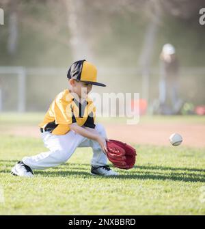 Ein Junge spielt Baseball, Kalifornien, USA Stockfoto
